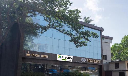 um edifício com um sinal para um escritório tesco em Treebo Trend Seven Olives em Mumbai