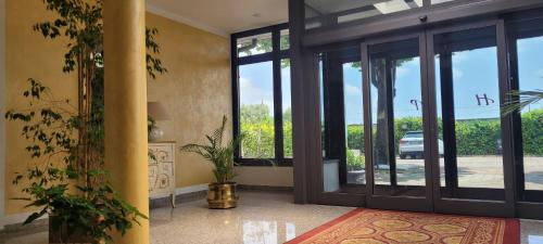 - une entrée pour une maison avec une porte en verre dans l'établissement HOTEL PARADISO, à Altedo