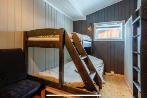 a room with two bunk beds in a room at Fin fritidsbolig nært alpinanlegg og skiløyper in Oppdal
