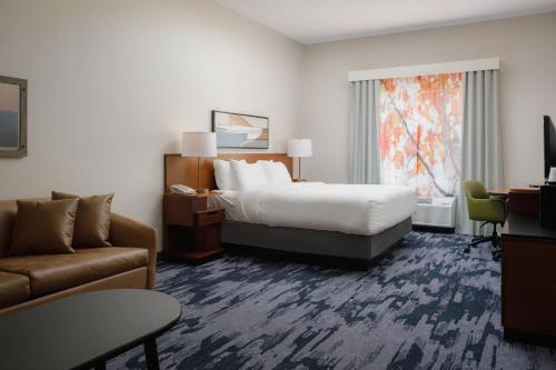 a hotel room with a bed and a couch at Fairfield Inn & Suites Memphis Southaven in Southaven