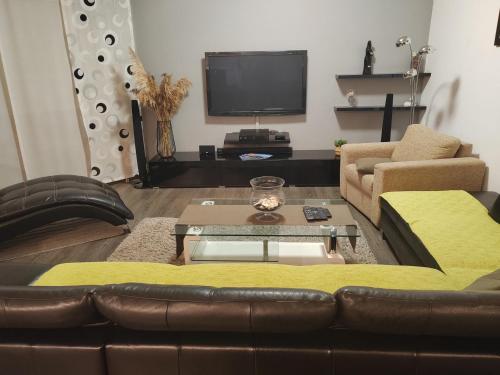 sala de estar con sofá y TV en 3 bedrooms Apartman DMT, en Kaštela