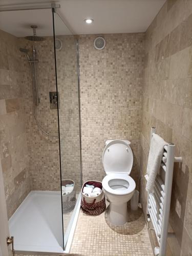 Ένα μπάνιο στο Cybil's Retreat - Renovated 2 bedroom house with enclosed garden