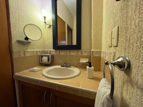 y baño con lavabo y espejo. en CENTRO, CERCA ToDo en Cancún