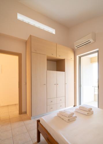 Кровать или кровати в номере Galini Beach Residences