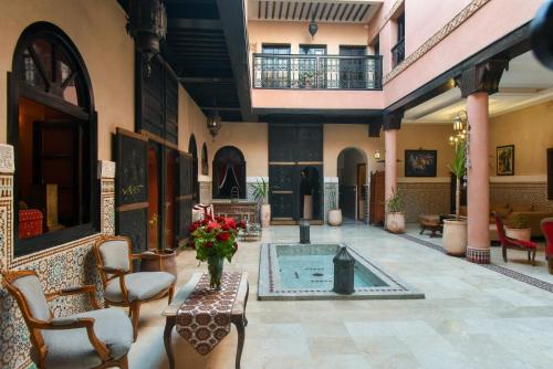 - un hall avec une piscine au milieu d'un bâtiment dans l'établissement Riad Yacout, à Meknès