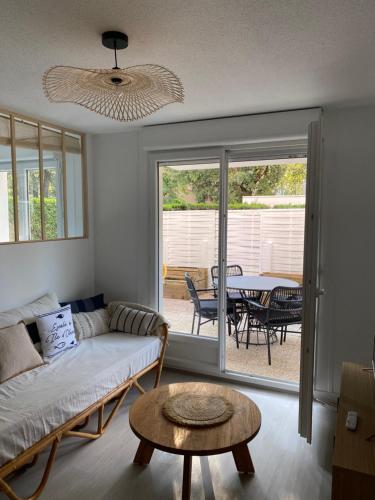 un salon avec un canapé et une table dans l'établissement 2 pièces 2 pas des plages, à Saint-Palais-sur-Mer