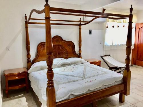 a bedroom with a wooden bed with a wooden frame at Hotel Cosoleacaque Centro in Cosoleacaque