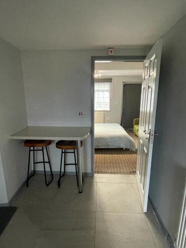 Homestay 1bedroom in family home with small wet room and own entrance في غريت بار: غرفه بطاوله وكرسيين وسرير