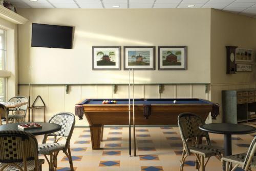 a pool table in a room with tables and chairs at Marriott's Willow Ridge Lodge in Branson