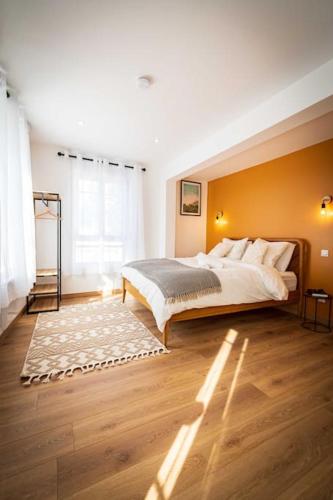 une chambre avec un grand lit et une fenêtre dans l'établissement L'Albatros 006 - Hypercentre * Cosy * Wifi, à Saint-Quentin