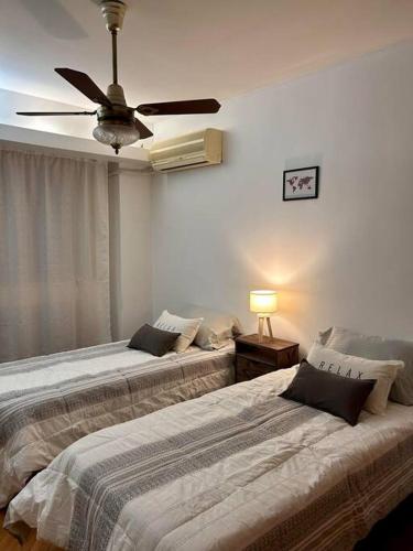 2 camas en un dormitorio con ventilador de techo en Grand apartment in Recoleta en Buenos Aires