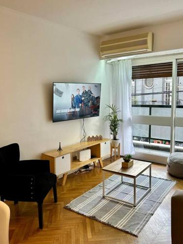sala de estar con TV en la pared en Grand apartment in Recoleta en Buenos Aires