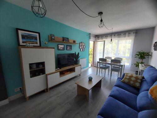 sala de estar con sofá azul y mesa en Amalur EBI 741 URDAIBAI, en Axpe de Busturia