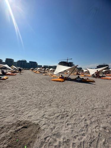 een strand met verschillende vliegtuigen geparkeerd op het zand bij GGMamaia in Mamaia