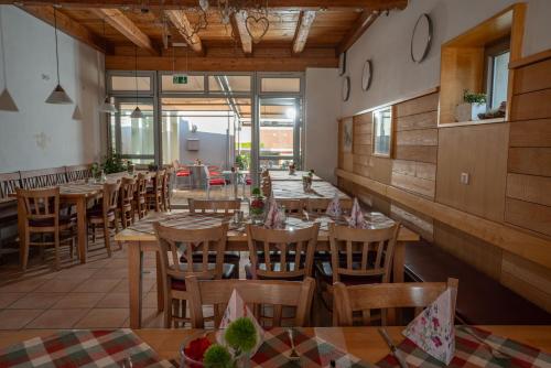 un restaurante vacío con mesas y sillas de madera en Gasthof Hosbein, en Heiligenberg