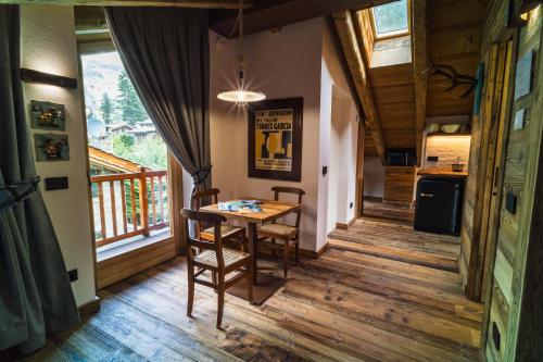 a dining room with a table and chairs in a house at Suites Courmayeur - Mont Blanc in Courmayeur