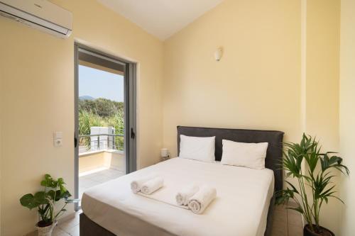 Krevet ili kreveti u jedinici u okviru objekta Spacious beachfront maisonettes with stunning views & a private beach