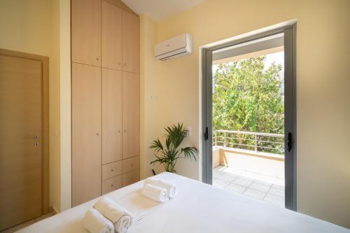 Кровать или кровати в номере Galini Beach Residences