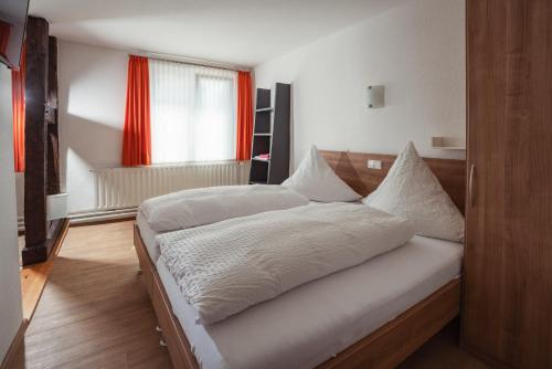 Postel nebo postele na pokoji v ubytování Gasthof Hosbein
