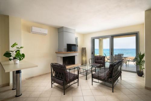 Prostor za sedenje u objektu Spacious beachfront maisonettes with stunning views & a private beach