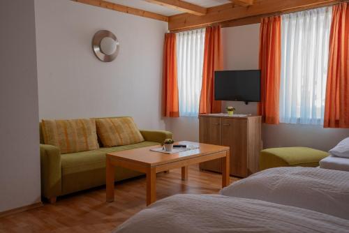 Postel nebo postele na pokoji v ubytování Gasthof Hosbein