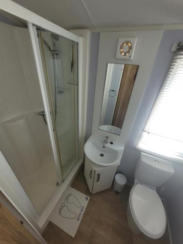 Bathroom sa 158 Holiday Resort Unity Brean Passes Included No Pets No workers sorry