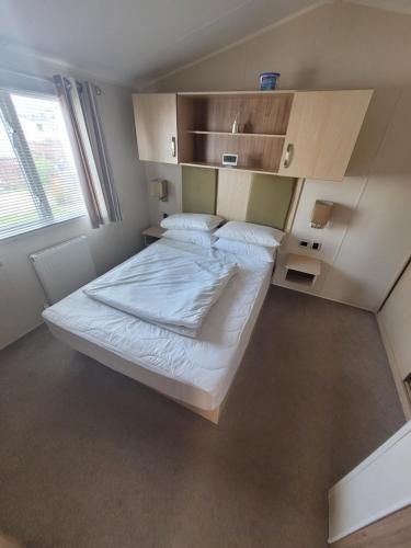 1 dormitorio con 2 camas en una habitación pequeña en 158 Holiday Resort Unity Brean Passes Included No Pets No workers sorry en Brean