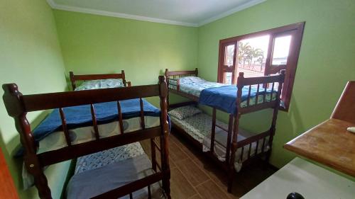 Uma ou mais camas em beliche em um quarto em Nuna Hostel Floripa