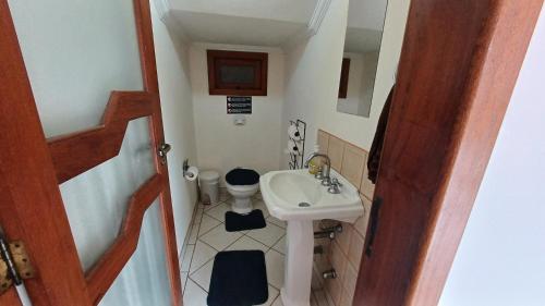 uma pequena casa de banho com lavatório e WC em Nuna Hostel Floripa em Florianópolis