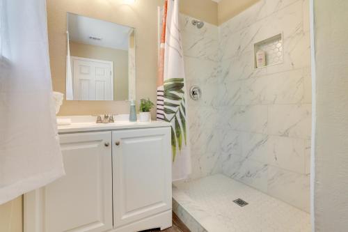 y baño blanco con lavabo y ducha. en Modern San Antonio Home with Patio, Grill, Fire Pit!, en San Antonio