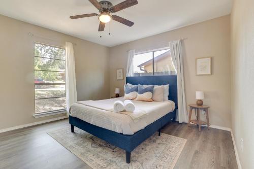 1 dormitorio con 1 cama azul y ventilador de techo en Modern San Antonio Home with Patio, Grill, Fire Pit!, en San Antonio