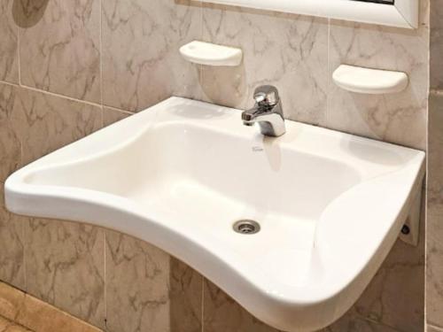 un lavandino bianco in un bagno con specchio di Hotel Nuke Piren a Caviahue