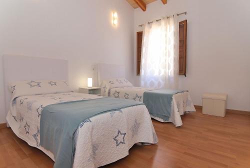 1 dormitorio con 2 camas y ventana en Es Colomer 265 by Mallorca Charme, en Muro