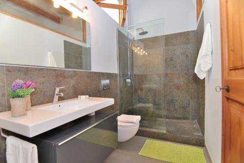 y baño con lavabo y ducha. en Es Colomer 265 by Mallorca Charme, en Muro