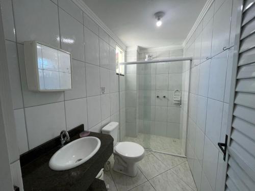 uma casa de banho com um WC, um lavatório e um chuveiro em Residencial Recanto do Sossego em Bombinhas