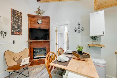 Gallery image of Near Main Street with Hot Tub Retreat in Hiawassee! in Hiawassee