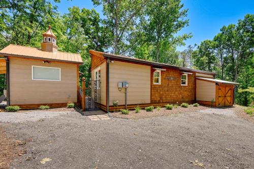 Gallery image of Near Main Street with Hot Tub Retreat in Hiawassee! in Hiawassee