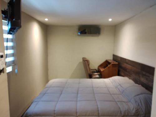 1 dormitorio con cama y escritorio. en casa consulado en Ciudad Juárez