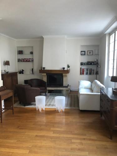 Il comprend un salon doté d'un mobilier blanc et de parquet. dans l'établissement Royal, à Blois