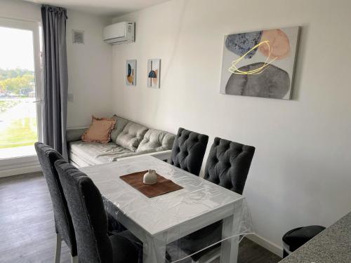a living room with a table and a couch at Departamentos Premium - Boero Rentals in Belén de Escobar