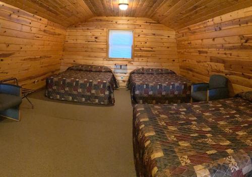 Habitación con 2 camas en una cabaña de madera en Trailshead Lodge - Cabin 5, en Lead