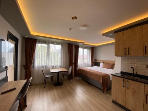 a hotel room with a bed and a table at OF UZUNGÖL APART OTEL in Of