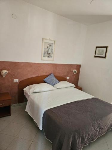 ein Schlafzimmer mit einem großen Bett in einem Zimmer in der Unterkunft Hotel Souvenir in Ercolano