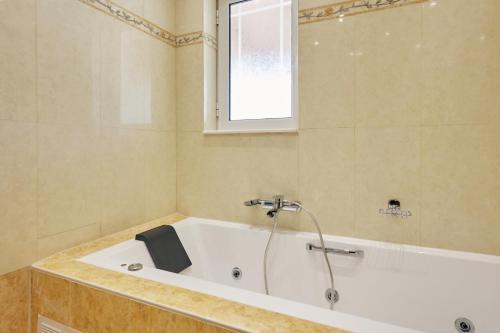 Ένα μπάνιο στο Villa Lagini