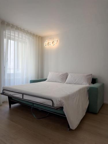 1 dormitorio con 1 cama y una lámpara de araña en la pared en GARIBALDI13, en Morbegno