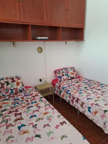 Giường trong phòng chung tại Studio-appartement EL CHAPARRAL con hermosa vista y piscina