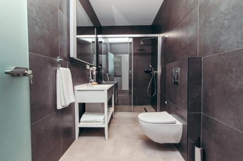 アンカラにあるCK ファラビ ホテルのバスルーム(トイレ、洗面台、シャワー付)