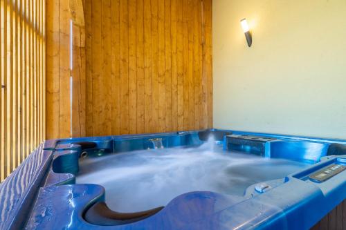 bañera de hidromasaje llena de agua en una habitación en wellnessvrbice en Bohumín