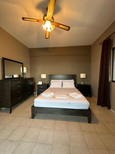 a bedroom with a bed and a ceiling fan at Spenny Sunrise Apartment in Xiropigado