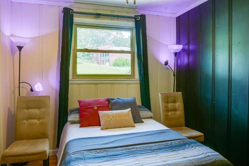 Un pat sau paturi într-o cameră la Cozy Nashville Getaway Near Lake Radnor and Downtown